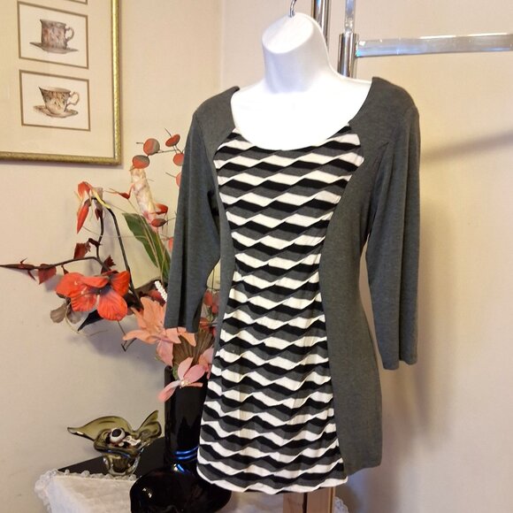 NWT Zoe Women's Gray Black White Patchwork Design Blouse ¾ Sleeve Top Size 8 M - Picture 3 of 8